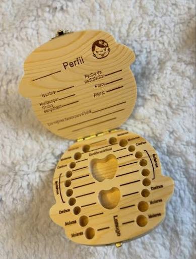 Interior de la caja con espacios para dientes, cordón umbilical y primer cabello